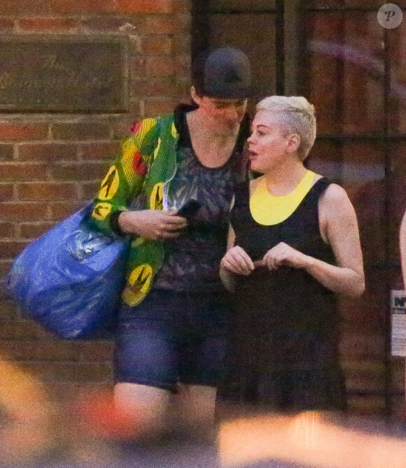 Exclusif - Rose McGowan embrasse son compagnon Rain Dove devant l'hôtel Bowery à New York City, New York, Etats-Unis, le 13 avril 2019.