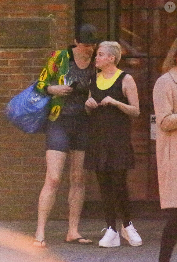 Exclusif - Rose McGowan embrasse son compagnon Rain Dove devant l'hôtel Bowery à New York City, New York, Etats-Unis, le 13 avril 2019.