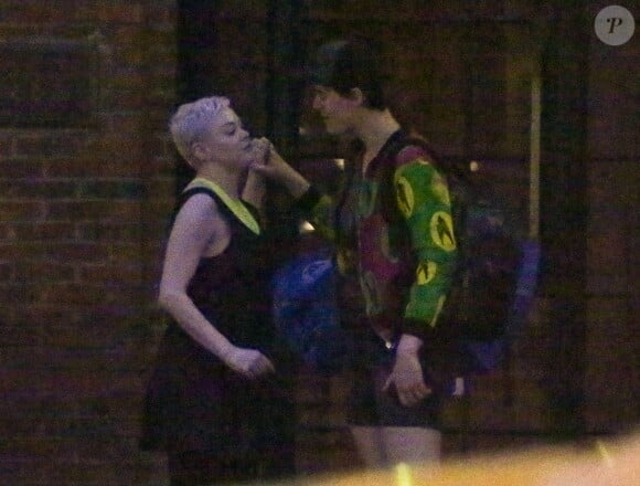 Exclusif - Rose McGowan embrasse son compagnon Rain Dove devant l'hôtel Bowery à New York City, New York, Etats-Unis, le 13 avril 2019.