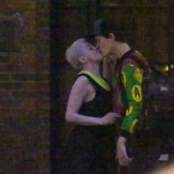Exclusif - Rose McGowan embrasse son compagnon Rain Dove devant l'hôtel Bowery à New York City, New York, Etats-Unis, le 13 avril 2019.