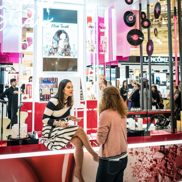 Exclusif - Showcase exceptionnel d'Elisa Tovati sur le podium Clarins aux Galeries Lafayette dans le cadre du Prix Clarins pour l'enfance à Paris le 17 avril 2019. © Cyril Moreau/Bestimage