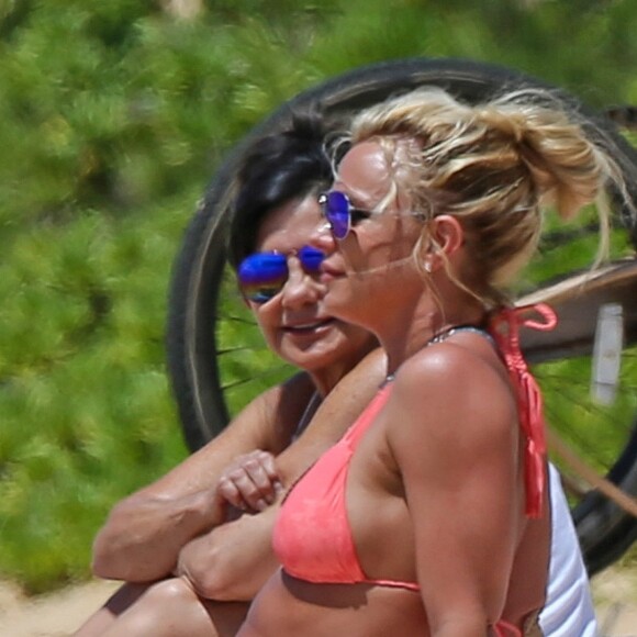 Exclusif - Britney Spears profite d'une belle journée ensoleillée avec sa mère Lynne Spears sur une plage à Kauai à Hawaii, le 13 avril 2017