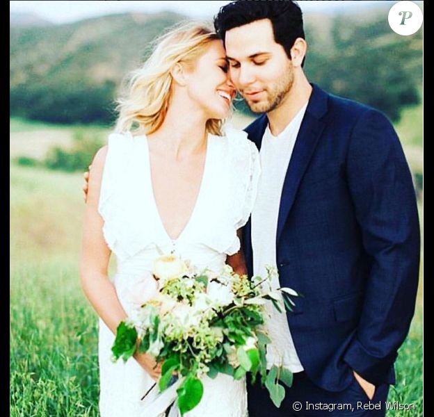 Anna Camp et Skylar Astin lors de leur mariage le 10 septembre 2016