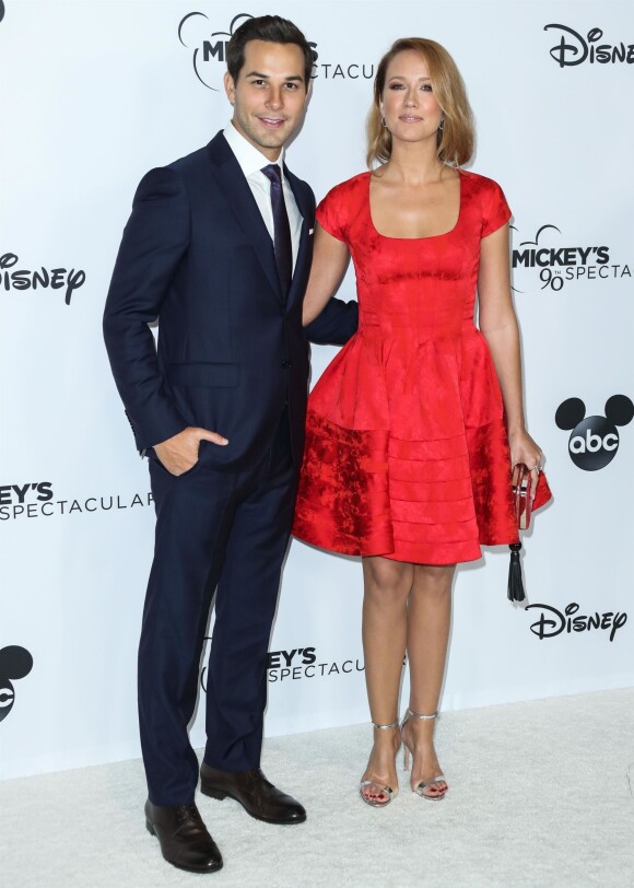 Anna Camp et son mari Skylar Astin - Les célébrités arrivent au "Mickey's 90th Spectacular" à Los Angeles le 6 octobre 2018.