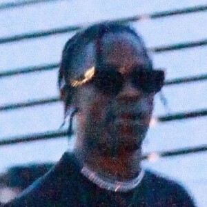 Exclusif - Kylie Jenner et son compagnon Travis Scott se rendent au festival Coachella, Kylie porte un bob beige et un ensemble en jean tye and dye. Indio, le 13 avril 2019. Exclusive - for Germany please call for price Kylie Jenner and Travis Scott are ready for some fun on day two of Coachella! The couple could be seen waiting to order some drinks and chatting with fellow festival goers. Indio, April 13th 2019.13/04/2019 - Indio