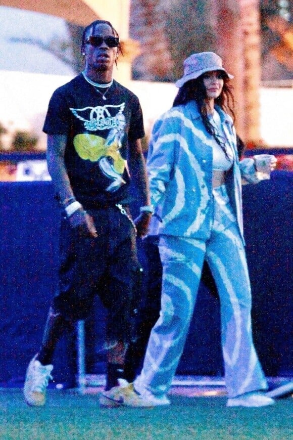 Exclusif - Kylie Jenner et son compagnon Travis Scott se rendent au festival Coachella, Kylie porte un bob beige et un ensemble en jean tye and dye. Indio, le 13 avril 2019. Exclusive - for Germany please call for price Kylie Jenner and Travis Scott are ready for some fun on day two of Coachella! The couple could be seen waiting to order some drinks and chatting with fellow festival goers. Indio, April 13th 2019.13/04/2019 - Indio