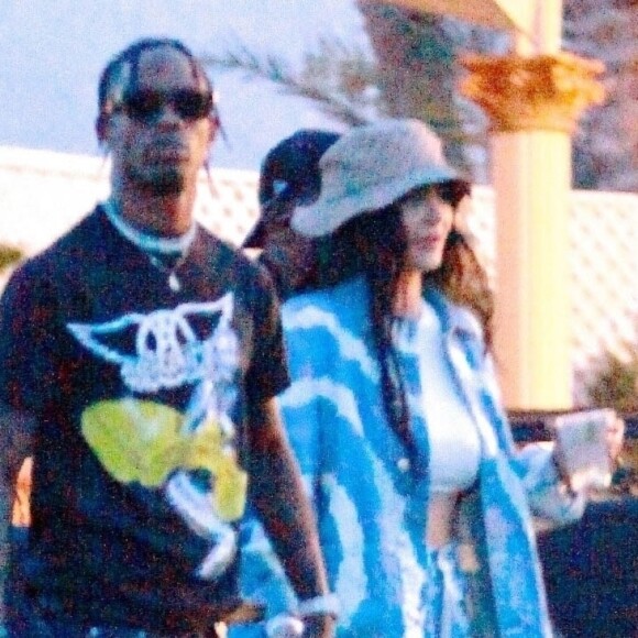 Exclusif - Kylie Jenner et son compagnon Travis Scott se rendent au festival Coachella, Kylie porte un bob beige et un ensemble en jean tye and dye. Indio, le 13 avril 2019. Exclusive - for Germany please call for price Kylie Jenner and Travis Scott are ready for some fun on day two of Coachella! The couple could be seen waiting to order some drinks and chatting with fellow festival goers. Indio, April 13th 2019.13/04/2019 - Indio