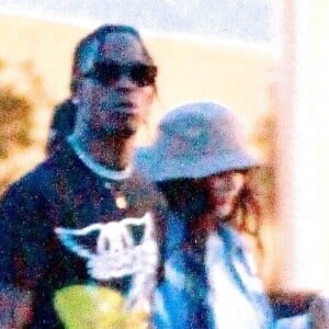 Exclusif - Kylie Jenner et son compagnon Travis Scott se rendent au festival Coachella, Kylie porte un bob beige et un ensemble en jean tye and dye. Indio, le 13 avril 2019. Exclusive - for Germany please call for price Kylie Jenner and Travis Scott are ready for some fun on day two of Coachella! The couple could be seen waiting to order some drinks and chatting with fellow festival goers. Indio, April 13th 2019.13/04/2019 - Indio