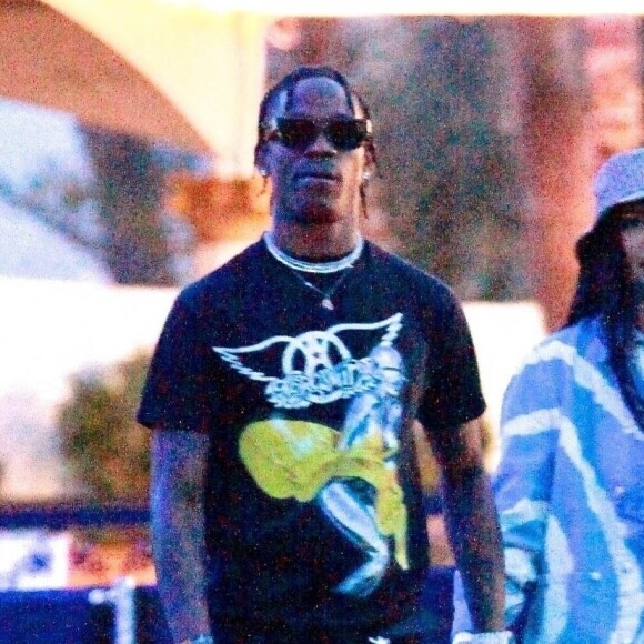 Exclusif - Kylie Jenner et son compagnon Travis Scott se rendent au festival Coachella, Kylie porte un bob beige et un ensemble en jean tye and dye. Indio, le 13 avril 2019. Exclusive - for Germany please call for price Kylie Jenner and Travis Scott are ready for some fun on day two of Coachella! The couple could be seen waiting to order some drinks and chatting with fellow festival goers. Indio, April 13th 2019.13/04/2019 - Indio