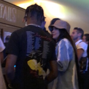 Exclusif - Kylie Jenner et son compagnon Travis Scott se rendent au festival Coachella, Kylie porte un bob beige et un ensemble en jean tye and dye. Indio, le 13 avril 2019. Exclusive - for Germany please call for price Kylie Jenner and Travis Scott are ready for some fun on day two of Coachella! The couple could be seen waiting to order some drinks and chatting with fellow festival goers. Indio, April 13th 2019.13/04/2019 - Indio