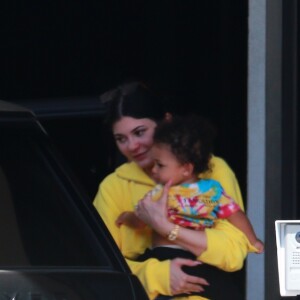 Exclusif - Kylie Jenner et son compagnon Travis Scott arrivent avec leur fille Stormi en jet privé à Los Angeles. Accusé d'avoir été infidèle à Kylie Jenner, Travis Scott a tout fait pour se rattraper. La milliardaire de 21 ans a trouvé des messages compromettants dans le téléphone portable de son chéri alors qu'il était en tournée. Décidé à prouver sa loyauté envers la mère de sa fille, le rappeur n'a donc pas hésité à annuler l'un de ses concerts afin de sauver son couple. Kylie et Travis sont récemment partis en vacances en amoureux. Une tentative de réconciliation qui semble avoir fonctionné! Kylie multiplie les indices auprès de ses fans qui pourraient prouver qu'elle attend son deuxième enfant. En effet, Kylie Jenner a posté la photo de sa nouvelle manucure ombrée de couleur rose et bleu représentent souvent l’arrivée d’un bébé… le 31 mars 2019.  For germany call for price - Please hide children face prior publication Exclusive - Kylie Jenner with Stormi and Travis Scott arriving on a jet back to LA. The family spent a vacation to mend things as a family. 31st march 2019.31/03/2019 - Los Angeles