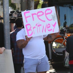 Exclusif - Manifestations devant la mairie de West Hollywood à Los Angeles, Britney Spears était internée en hôpital psychiatrique contre sa volonté... L'artiste de 37 ans était internée dans une institution spécialisée pour "détresse émotionnelle" précisant que cette hospitalisation avait un lien avec la santé fragile de son papa, J. Spears. Cependant, d'après les fans de Britney, la chanteuse aurait été retenue contre sa volonté. C'est un commentaire en particulier de Lynne Spears qui a enflammé un réseau social "J'espère vraiment que vous soutenez Britney dans sa lutte pour mettre fin à sa tutelle. J'espère vraiment que votre ex-mari malade ne la garde pas contre sa volonté quelque part "... Le 22 avril 2019.