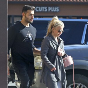 Exclusif - Britney Spears et son compagnon Sam Asghari se font plaisir au In-N-Out Burger à Los Angeles, Californie, Etats-Unis, le 6 janver 2019. Britney et Sam se rendent en Mercedes au driving du In-N-Out Burger et on aperçoit Britney manger dans la voiture. Le couple se rend ensuite dans une boutique de vélo pour acheter un VTT. Britney a décide de faire une pause dans sa carrière pour s'occuper de son père malade.