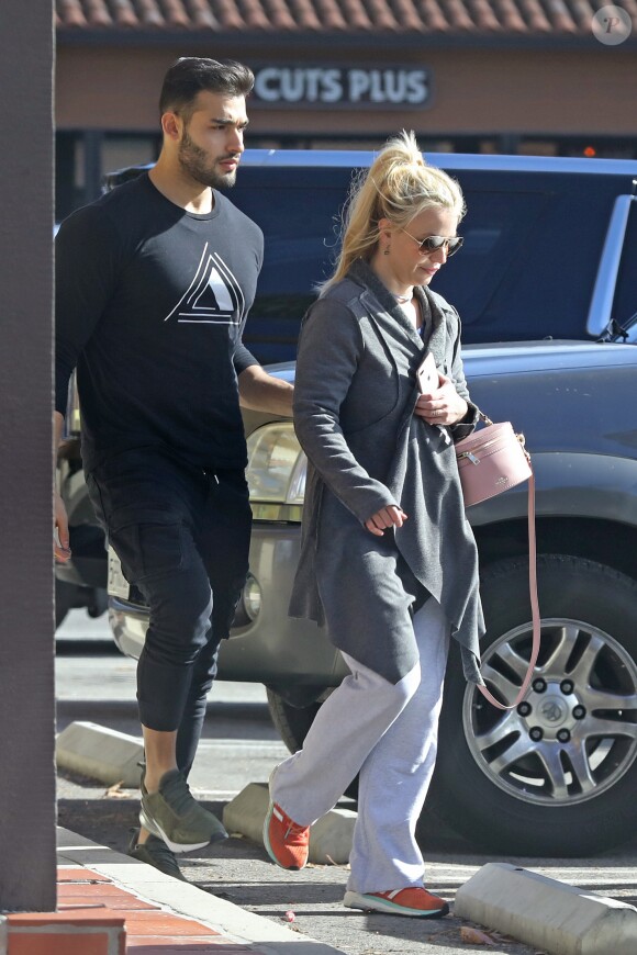 Exclusif - Britney Spears et son compagnon Sam Asghari se font plaisir au In-N-Out Burger à Los Angeles, Californie, Etats-Unis, le 6 janver 2019. Britney et Sam se rendent en Mercedes au driving du In-N-Out Burger et on aperçoit Britney manger dans la voiture. Le couple se rend ensuite dans une boutique de vélo pour acheter un VTT. Britney a décide de faire une pause dans sa carrière pour s'occuper de son père malade.