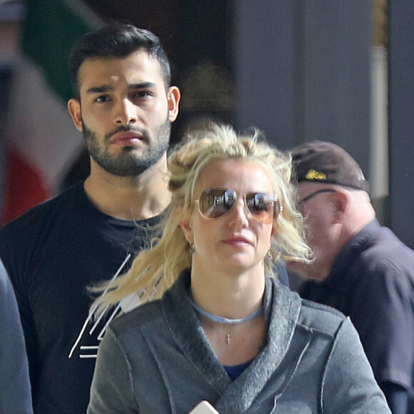 Exclusif - Britney Spears et son compagnon Sam Asghari se font plaisir au In-N-Out Burger à Los Angeles, Californie, Etats-Unis, le 6 janver 2019. Britney et Sam se rendent en Mercedes au driving du In-N-Out Burger et on aperçoit Britney manger dans la voiture. Le couple se rend ensuite dans une boutique de vélo pour acheter un VTT. Britney a décide de faire une pause dans sa carrière pour s'occuper de son père malade.