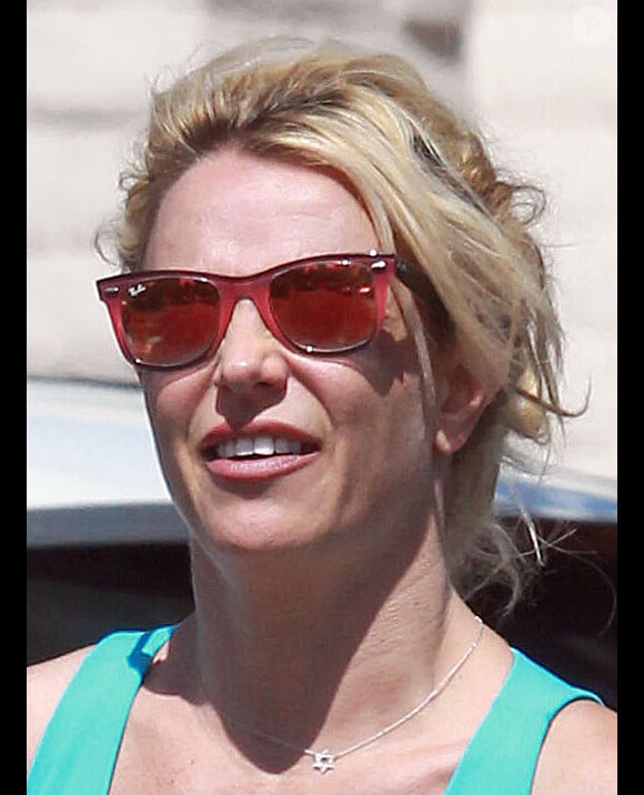 Exclusif - Britney Spears semble avoir un problème de dents. Elle s'est rendue à un rendez-vous chez son dentiste. En chemin, elle n'arrêtait pas de toucher ses dents avec sa langue. Une dent semble d'ailleurs particulièrement plus blanche que les autres et a l'air désaxée. Los Angeles, le 27 septembre 2018.