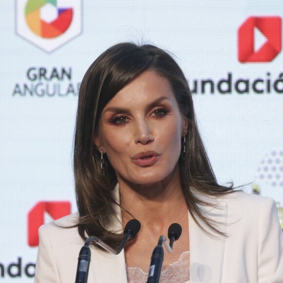 La reine Letizia d'Espagne le 25 avril 2019 lors de la cérémonie de remise des prix de littérature jeunesse El Barco de Vapor et Gran Angular respectivement à Beatriz Osés et Andrés Guerrero à la Real Casa de Correos (La Maison de la Poste) à Madrid.