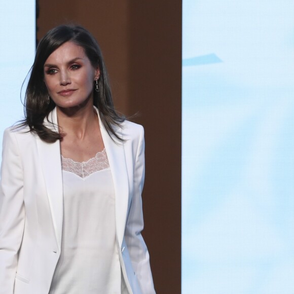 La reine Letizia d'Espagne le 25 avril 2019 lors de la cérémonie de remise des prix de littérature jeunesse El Barco de Vapor et Gran Angular respectivement à Beatriz Osés et Andrés Guerrero à la Real Casa de Correos (La Maison de la Poste) à Madrid.