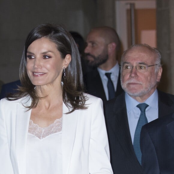 La reine Letizia d'Espagne le 25 avril 2019 lors de la cérémonie de remise des prix de littérature jeunesse El Barco de Vapor et Gran Angular respectivement à Beatriz Osés et Andrés Guerrero à la Real Casa de Correos (La Maison de la Poste) à Madrid.