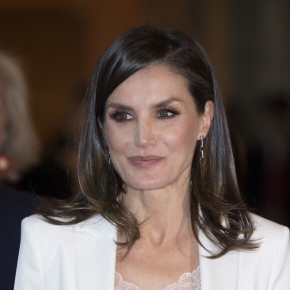 La reine Letizia d'Espagne le 25 avril 2019 lors de la cérémonie de remise des prix de littérature jeunesse El Barco de Vapor et Gran Angular respectivement à Beatriz Osés et Andrés Guerrero à la Real Casa de Correos (La Maison de la Poste) à Madrid.