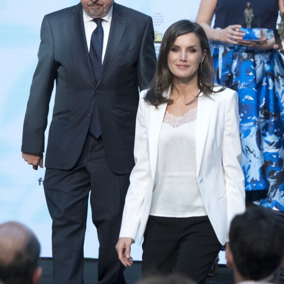 La reine Letizia d'Espagne le 25 avril 2019 lors de la cérémonie de remise des prix de littérature jeunesse El Barco de Vapor et Gran Angular respectivement à Beatriz Osés et Andrés Guerrero à la Real Casa de Correos (La Maison de la Poste) à Madrid.