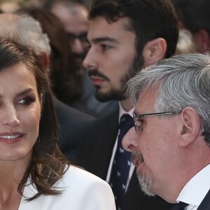 La reine Letizia d'Espagne le 25 avril 2019 lors de la cérémonie de remise des prix de littérature jeunesse El Barco de Vapor et Gran Angular respectivement à Beatriz Osés et Andrés Guerrero à la Real Casa de Correos (La Maison de la Poste) à Madrid.