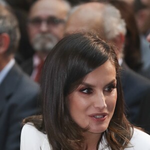 La reine Letizia d'Espagne le 25 avril 2019 lors de la cérémonie de remise des prix de littérature jeunesse El Barco de Vapor et Gran Angular respectivement à Beatriz Osés et Andrés Guerrero à la Real Casa de Correos (La Maison de la Poste) à Madrid.