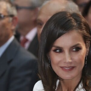 La reine Letizia d'Espagne le 25 avril 2019 lors de la cérémonie de remise des prix de littérature jeunesse El Barco de Vapor et Gran Angular respectivement à Beatriz Osés et Andrés Guerrero à la Real Casa de Correos (La Maison de la Poste) à Madrid.