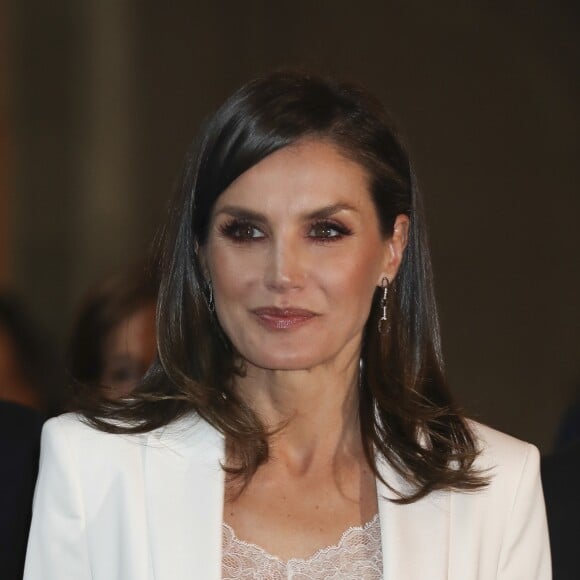 La reine Letizia d'Espagne le 25 avril 2019 lors de la cérémonie de remise des prix de littérature jeunesse El Barco de Vapor et Gran Angular respectivement à Beatriz Osés et Andrés Guerrero à la Real Casa de Correos (La Maison de la Poste) à Madrid.
