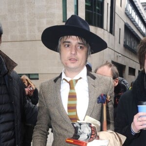 Pete Doherty quitte les studios de la BBC, dans la poche intérieur de son manteau il transporte une bouteille. Londres, le 12 avril 2019.