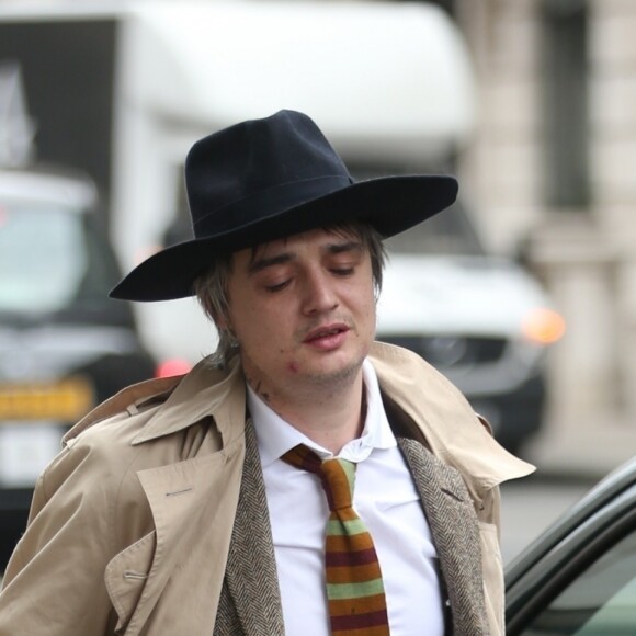 Exclusif - Pete Doherty quitte les studios de la BBC, dans la poche intérieur de son manteau il transporte une bouteille. Londres, le 12 avril 2019.