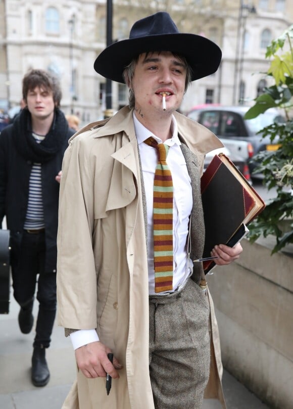 Exclusif - Pete Doherty quitte les studios de la BBC, dans la poche intérieur de son manteau il transporte une bouteille. Londres, le 12 avril 2019.