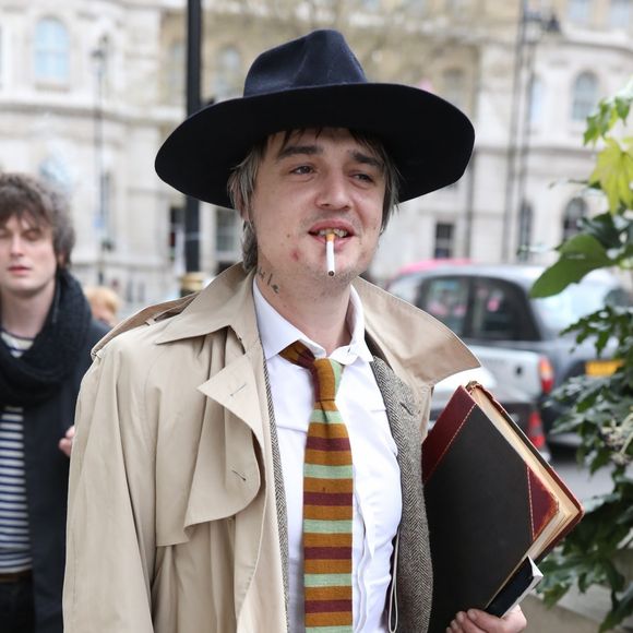 Exclusif - Pete Doherty quitte les studios de la BBC, dans la poche intérieur de son manteau il transporte une bouteille. Londres, le 12 avril 2019.
