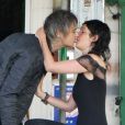 Exclusif - Pete Doherty et sa compagne Katia De Vidas ont été aperçus en train de s'embrasser à Margate au Royaume-Uni. Les amoureux sont aperçus au sein de l'hôtel The Libertines, en pleine rénovation. Ils sont accompagnés par leur husky, le 13 aout 2018.