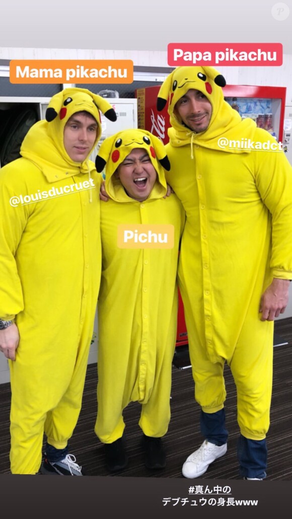 Louis Ducruet avec son ami Toma et son demi-frère Michaël Ducruet en Pikachu lors de son enterrement de vie de garçon à Tokyo au Japon en avril 2019. Instagram.