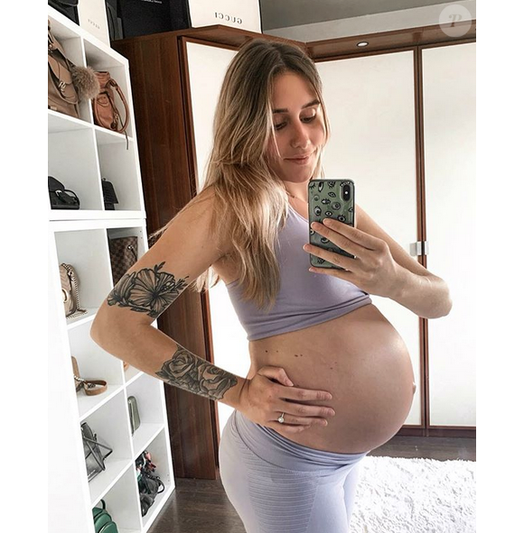 Jesta (Koh-Lanta) pose avec son ventre très arrondi. Avril 2019.
