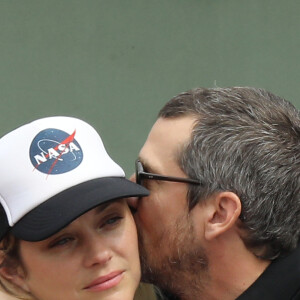 Marion Cotillard et son compagnon Guillaume Canet dans les tribunes des Internationaux de France de Tennis de Roland Garros à Paris, le 10 juin 2018. © Jacovides/Moreau/Bestimage