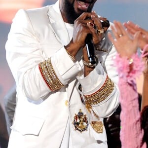 Info - Le chanteur R.Kelly écroué pour non paiment de pension alimentaire - Archives - Le rappeur R. Kelly (Robert Sylvester Kelly), accusé d'agressions sexuelles est lâché par Sony Music.
