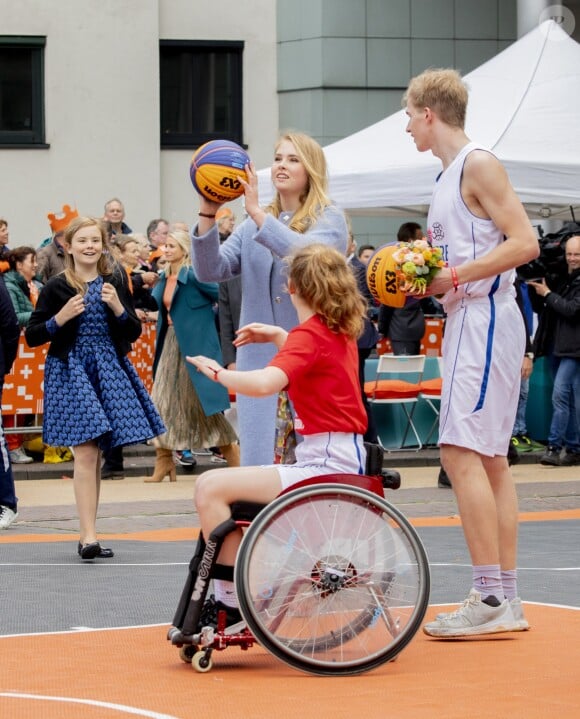 La pricnesse héritière Catharina-Amalia s'essaye au basket. Le roi Willem-Alexander des Pays-Bas a célébré ses 52 ans le 27 avril 2019 à Amersfoort à l'occasion du King's Day, en compagnie de son épouse la reine Maxima, de leurs filles les princesses Catharina-Amalia, Alexia et Ariane, de son frère le prince Constantijn avec son épouse la princesse Laurentien et de ses cousins.