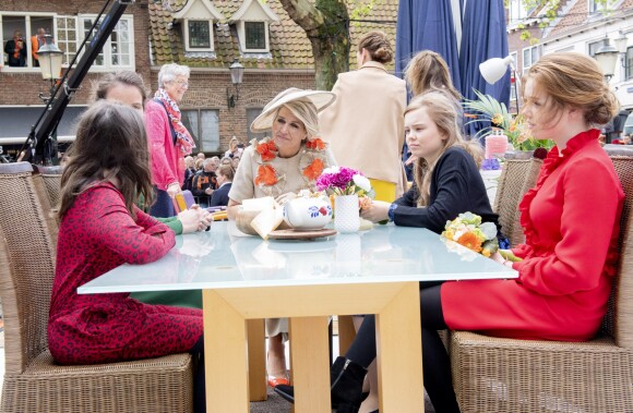 La reine Maxima des Pays-Bas avec ses filles les princesses Alexia et Ariane lors des célébrations du King's Day à Amsfoort le 27 avril 2019 pour les 52 ans du roi Willem-Alexander des Pays-Bas.