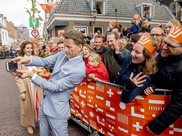 Le prince Pieter-Christiaan et sa femme la princesse Anita avec la foule lors des célébrations du King's Day à Amsfoort le 27 avril 2019 pour les 52 ans du roi Willem-Alexander des Pays-Bas.