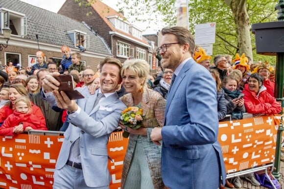 Le prince Pieter-Christiaan, la princesse Laurentien et le prince Constantijn font un selfie lors des célébrations du King's Day à Amsfoort le 27 avril 2019 pour les 52 ans du roi Willem-Alexander des Pays-Bas.