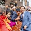 Le prince Constantijn fait un selfie lors des célébrations du King's Day à Amsfoort le 27 avril 2019 pour les 52 ans du roi Willem-Alexander des Pays-Bas.