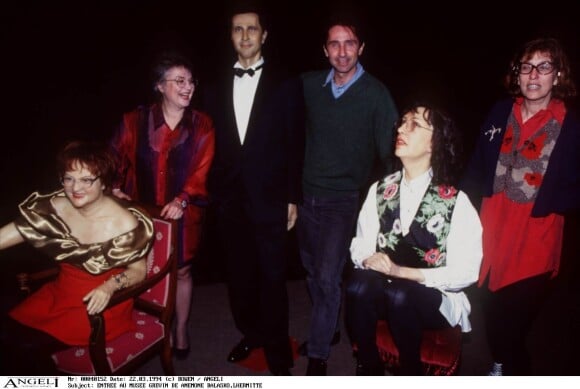 Josiane Balasko, Thierry Lhermitte et Anémone avec leurs doubles au musée Grévin, à Paris, en 1994