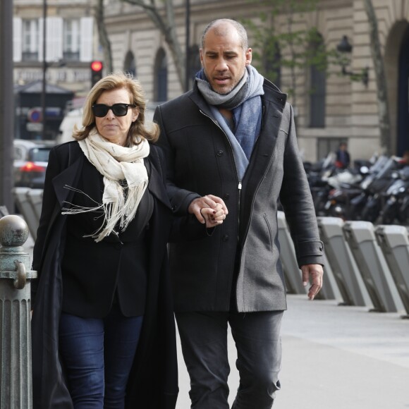 Exclusif - Valérie Trierweiler et son compagnon Romain Magellan - Arrivée des people à l'hommage à Julien Lauprêtre à l'Hôtel de ville de Paris le 2 mai 2019. © CVS/Bestimage   No web en Belgique / Suisse02/05/2019 - Paris