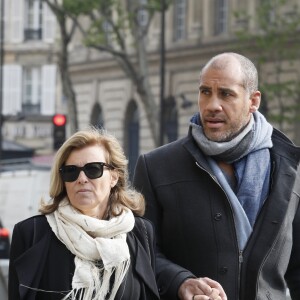 Exclusif - Valérie Trierweiler et son compagnon Romain Magellan - Arrivée des people à l'hommage à Julien Lauprêtre à l'Hôtel de ville de Paris le 2 mai 2019. © CVS/Bestimage   No web en Belgique / Suisse02/05/2019 - Paris