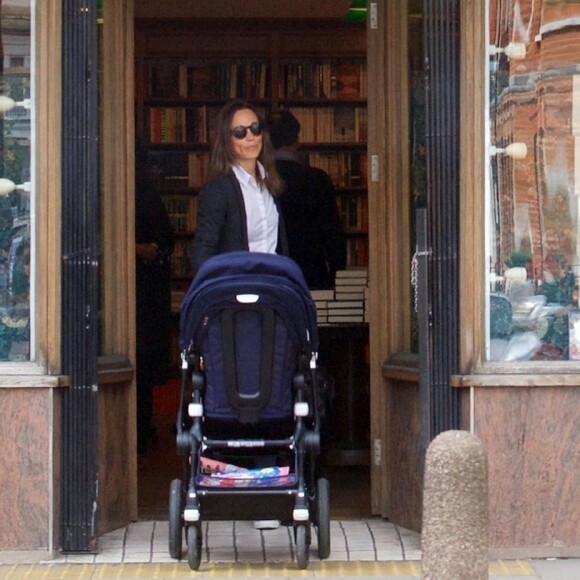 Exclusif - Pippa Middleton s'arrête dans une librairie de Londres avec son fils Arthur et ses deux chiens le 1er mai 2019.