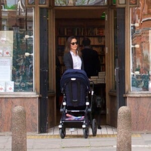 Exclusif - Pippa Middleton s'arrête dans une librairie de Londres avec son fils Arthur et ses deux chiens le 1er mai 2019.