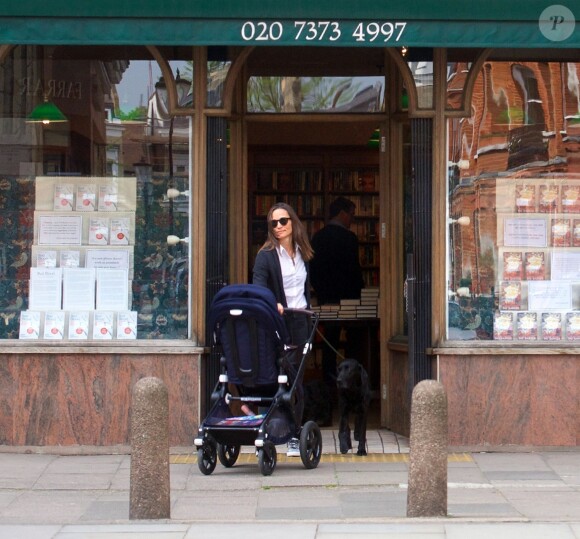 Exclusif - Pippa Middleton s'arrête dans une librairie de Londres avec son fils Arthur et ses deux chiens le 1er mai 2019.