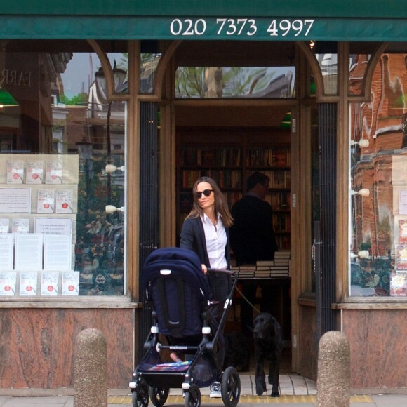 Exclusif - Pippa Middleton s'arrête dans une librairie de Londres avec son fils Arthur et ses deux chiens le 1er mai 2019.